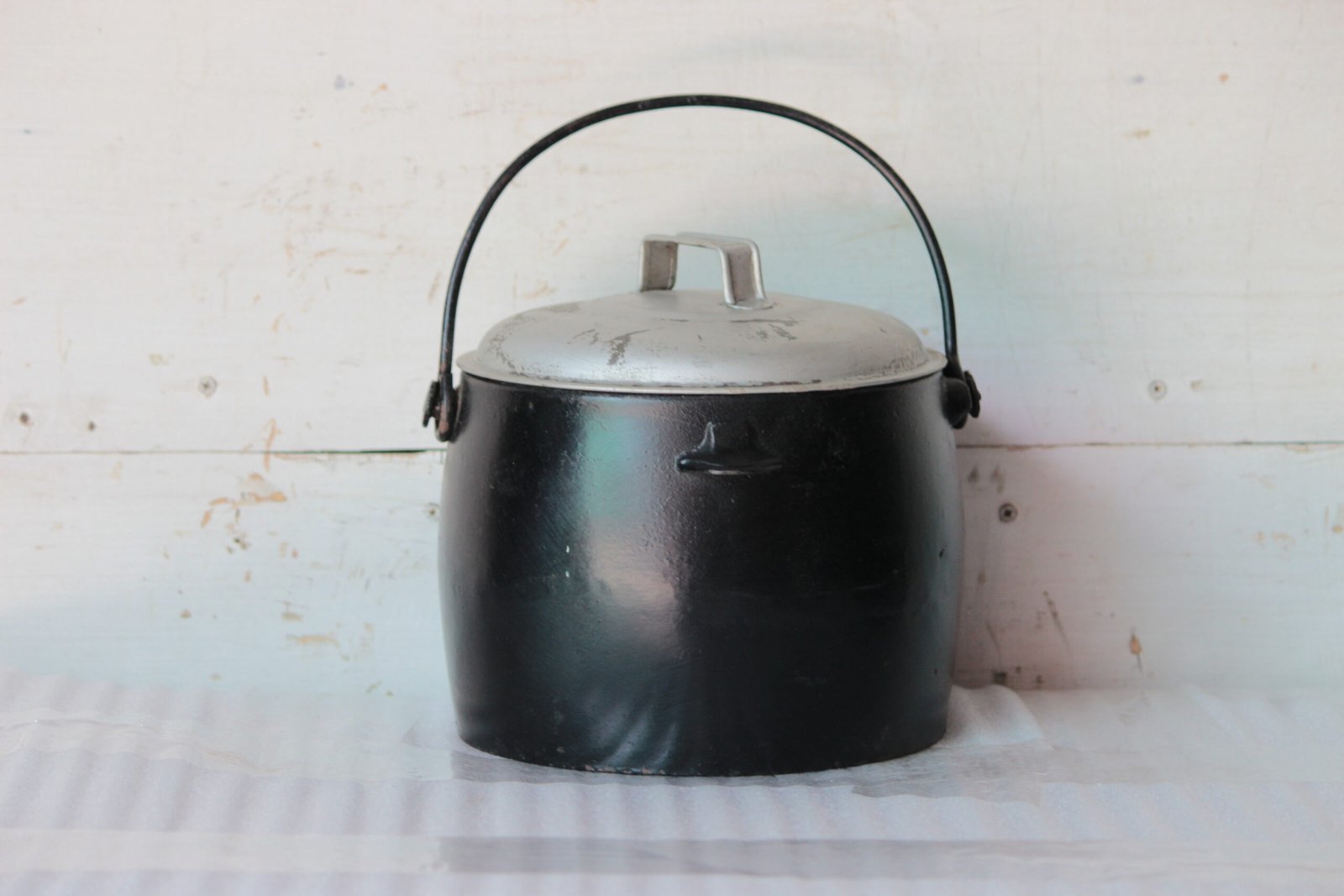BY-21-1-1-scaled-1.jpg Old Vintage 5Quarts Cast Iron Pot Antique Home Decor Collectible Made in England - Image 1