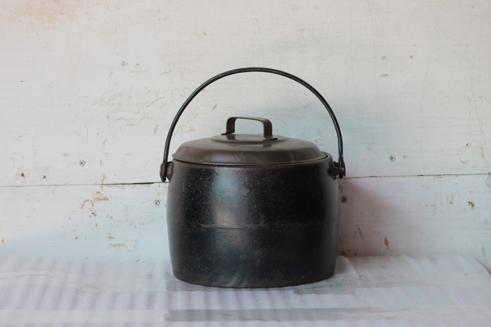 BY-24-1-scaled-1.jpg Old Vintage 4Quarts Cast Iron Pot Antique Home Decor Collectible Made in England - Image 1