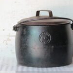 Old Vintage 7Quarts Cast Iron Pot Antique Home Decor Collectible Made in England
