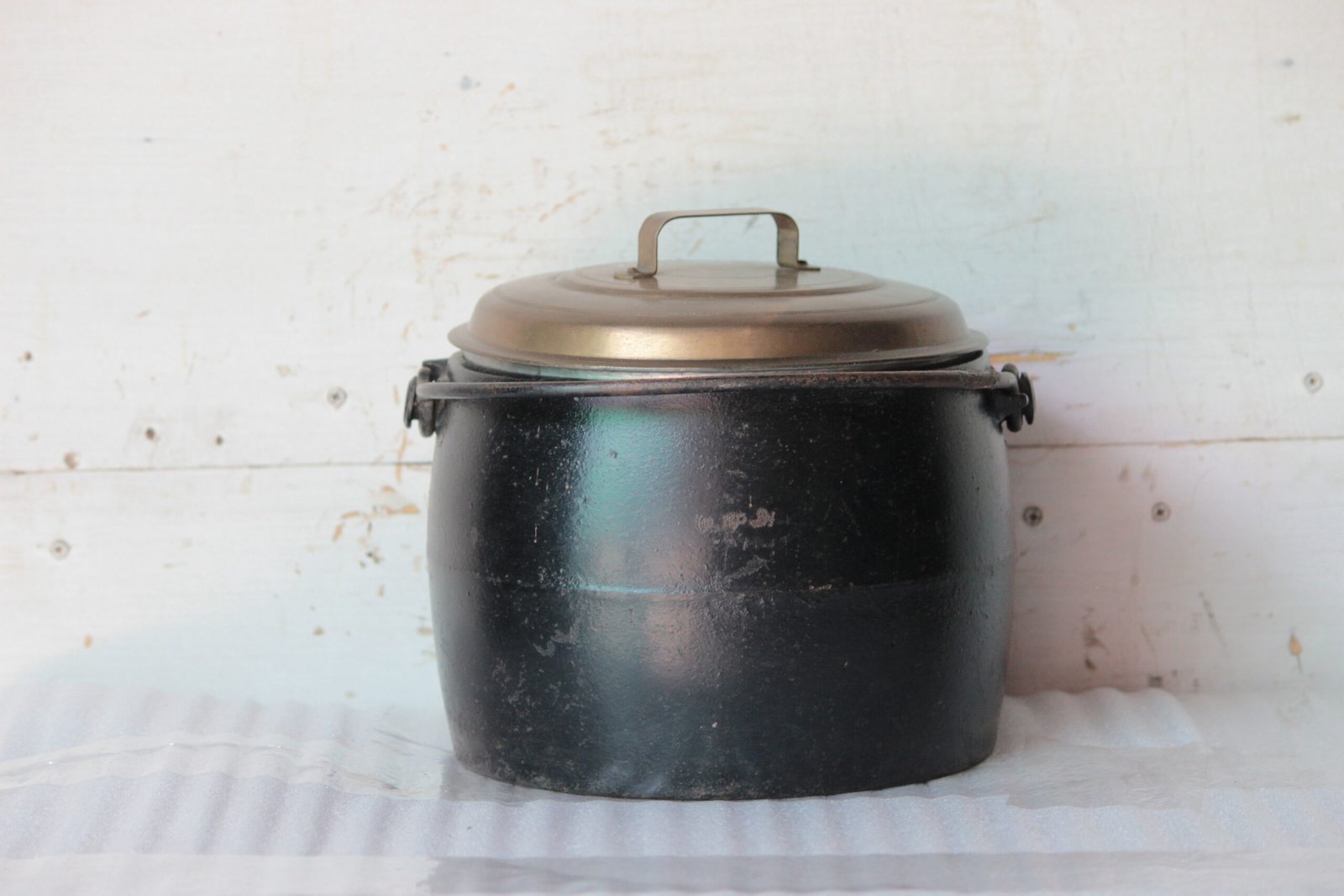 BY-27-1-scaled-1.jpg Old Vintage 5Quarts Cast Iron Pot Antique Home Decor Collectible Made in England - Image 1