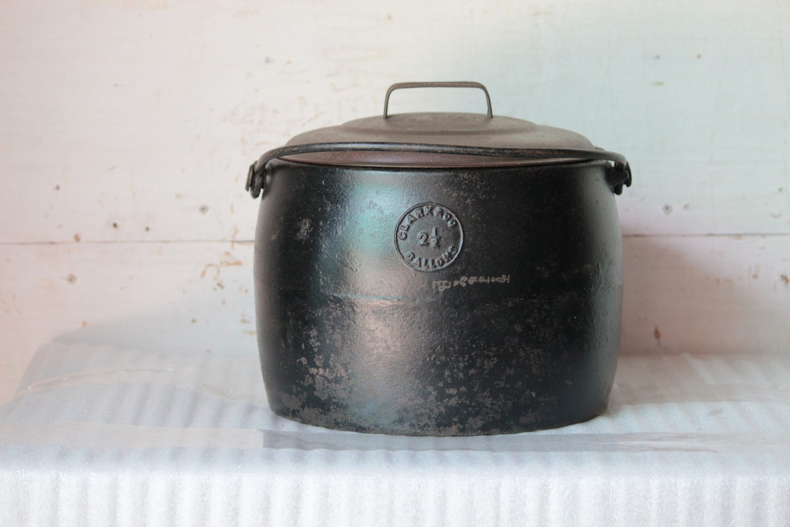 BY-28-1-scaled-1.jpg Old Vintage 2 and Half Gallons Cast Iron Pot Antique Decor Collectible Made in England - Image 1
