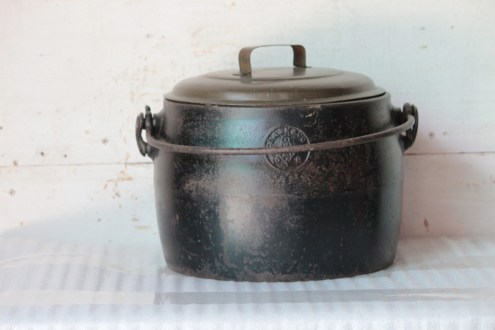 BY-33-1-scaled-1.jpg Old Vintage 2 and Half Gallons Cast Iron Pot Antique Decor Collectible Made in England - Image 1