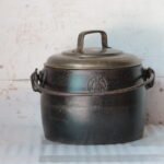 Old Vintage 4Quarts Cast Iron Pot Antique Home Decor Collectible Made in England